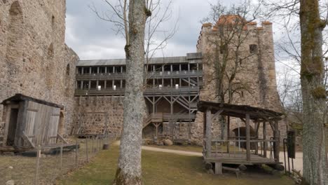 Ruinas-Del-Castillo-Medieval-De-Sigulda,-Letonia