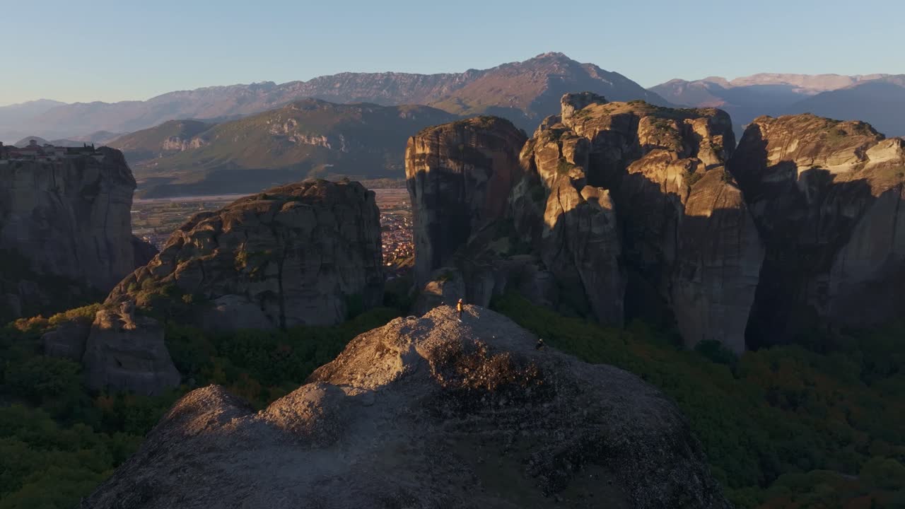 Klippiga Meteora-klostren vid soluppgången i Grekland från ett fågelperspektiv
