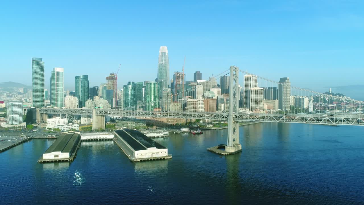 해가 뜨는 산 프란시스코 시의 스카이라인과 베이 브리지의 공중 풍경