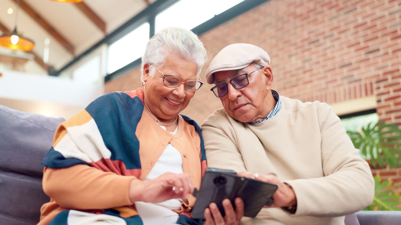 Coppia anziana che usa uno smartphone
