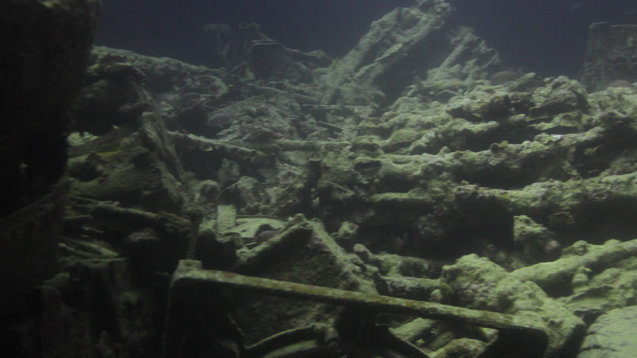 ss thistlegorm es uno de los naufragios más famosos del mundo que transportaba equipo militar durante la segunda guerra mundial, atrae a muchos buzos por la cantidad de carga que se puede ver y explorar