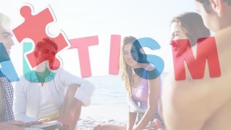 animación de coloridas piezas de rompecabezas y texto de autismo sobre amigos felices en una fiesta de playa de verano