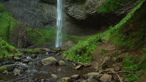 Cascada-Latourell,-Arroyo,-Columnas-De-Basalto,-Follaje,-Pan-A-La-Derecha,-Slomo