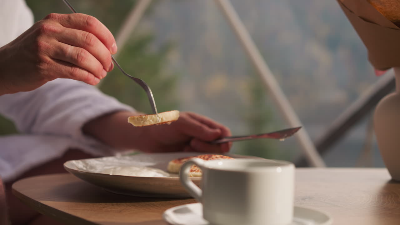 차와 함께 시르니키를 먹는 사람