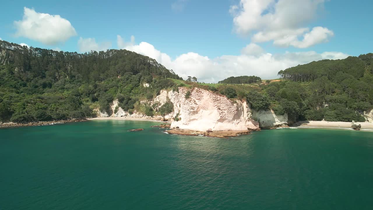 공중에서 본 커시드럴 코브의 반사