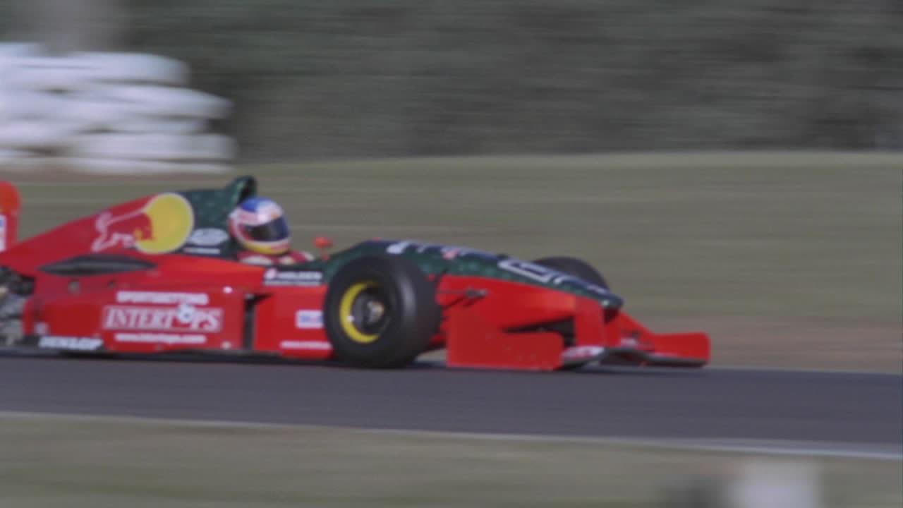 サーキットを走るフォーミュラカー