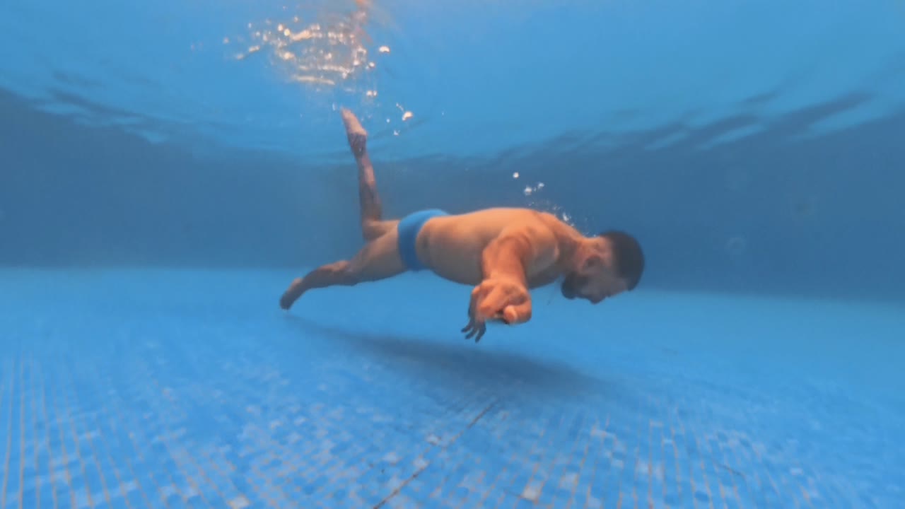 수영장에서 프리 다이빙을 연습하는 것
