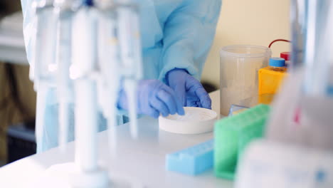 asistente femenina clasifica herramientas médicas en el laboratorio