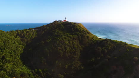 Breite-Absteigende-Drohnenaufnahme-Des-Leuchtturms-Von-Byron-In-Australien