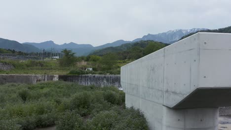 Straßenbau-über-Den-Fluss-Mit-Mt-Daisen-Im-Hintergrund,-Japan