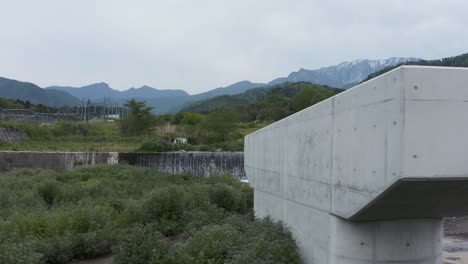 construcción de carreteras sobre el río con mt daisen en el fondo, japón