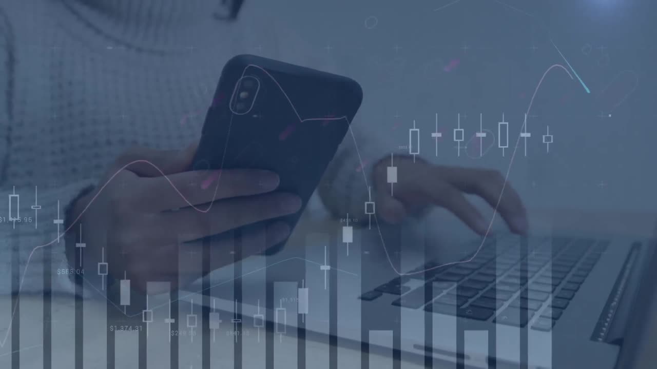 animazione di dati finanziari e grafici sulle mani di donne bi-razziali utilizzando smartphone e laptop