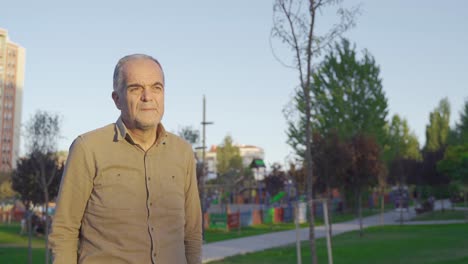 el viejo mira a su alrededor al aire libre.