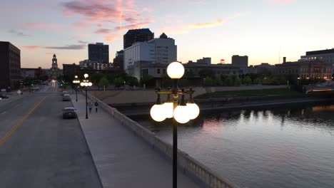 farol en el puente de la avenida court en des moines, iowa