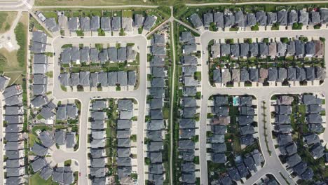 Vista-Aérea-De-Un-Desarrollo-Residencial-Norteamericano-En-Una-Gran-Ciudad.