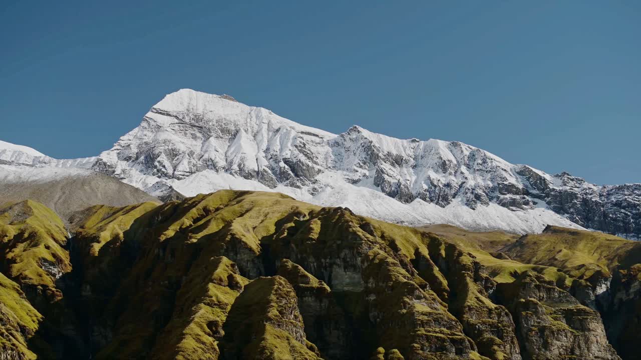 paisaje de las montañas annapurna en nepal, cimas nevadas del himalaya terreno montañoso en el cielo azul día soleado en paisajes de gran altitud, cimas de montañas nevadas en la nieve con grandes grandes picos masivos dramáticos