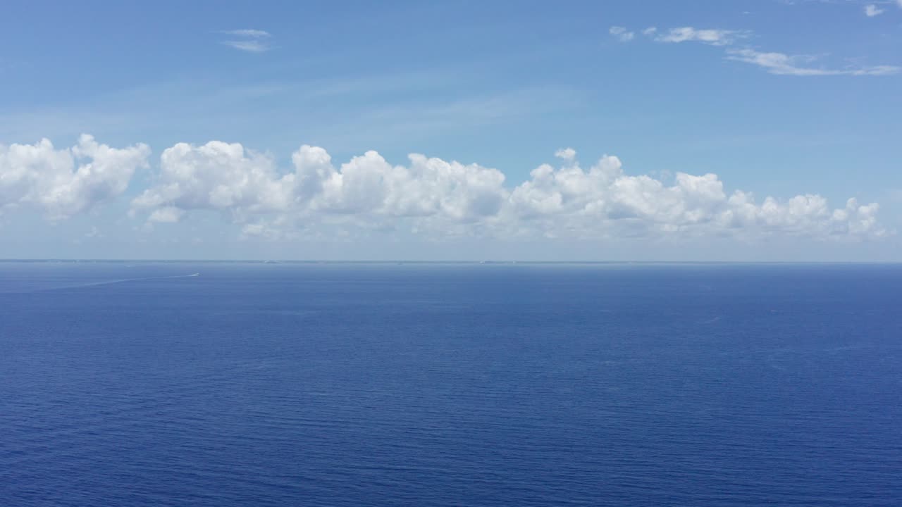 타나 루 (quintana roo) 에 있는 코즈멜 섬을 향해 코즈멜 채널을 가로질러 촬영된 슈퍼 와이드 에어