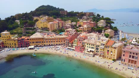 Hermoso-Día-De-Verano-En-Sestri-Levante,-Cinque-Terre,-Italia,-Panorama-Aéreo