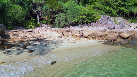 una mujer en la playa, una isla de sueños solitaria.