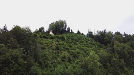 Pequeña-Capilla-En-Una-Colina,-Lugar-De-Culto,-Vuelo-Con-Drones