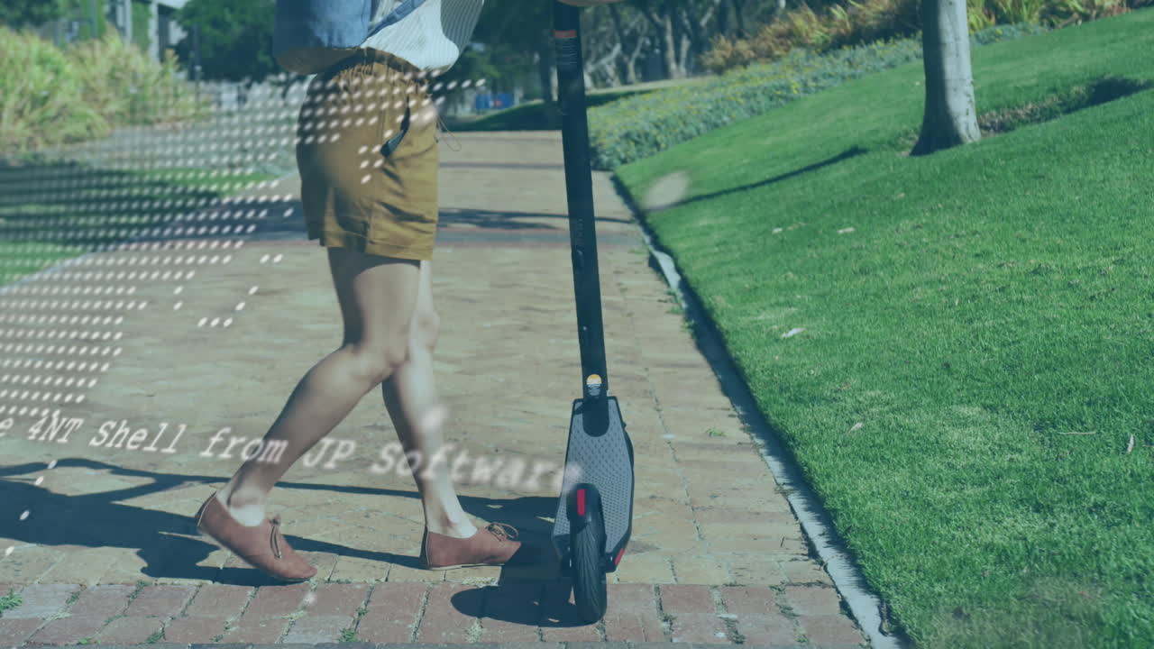 컴퓨터 언어와 지도의 애니메이션 아프리카계 미국인 여성이 전기 스쿠터를 확인하고 있습니다.