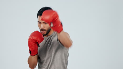 deportes, boxeo y cara de hombre con guantes en gris