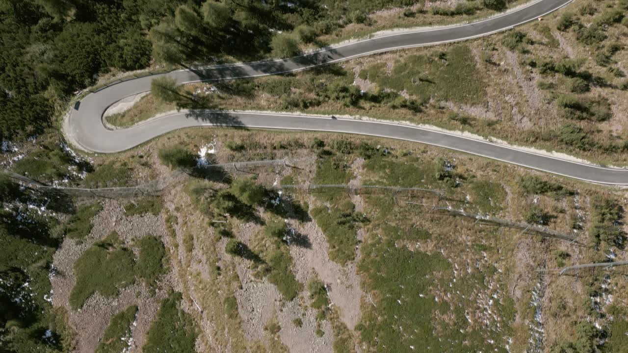 imágenes de drones sobre dolomitas en italia-18