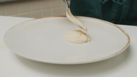 Koch-Schmiert-Hausgemachte-Mayonnaise-über-Großen-Teller