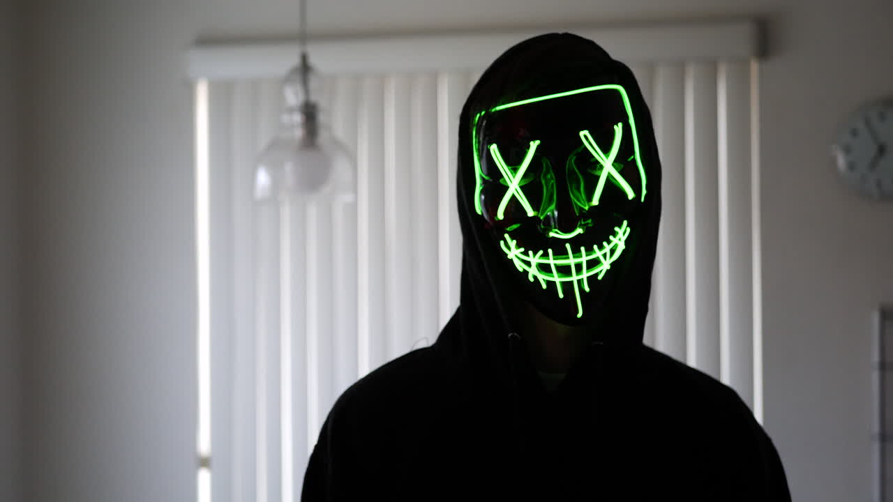 무서운 공포 할로윈 마스크를 쓴 무서운 슬래셔 살인범이 살인 피해자에게 칼을 당기는 모습