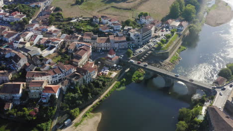 puente medieval de barcelos y vista aérea del río - toma en órbita