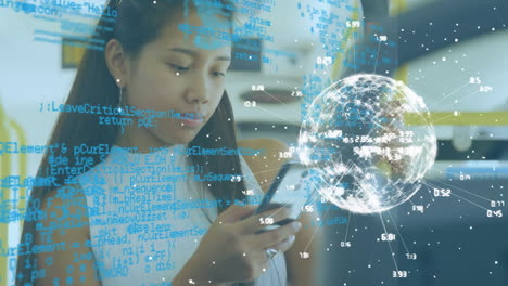 animación de procesamiento de datos y globo sobre mujer de negocios biracial usando teléfono inteligente