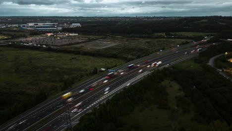 Einrichtung-Eines-Luftdrohnen-Hyperlapses-Der-Autobahn-M1-An-Einem-Bewölkten-Morgen-Mit-Leichten-Spuren-In-Der-Nähe-Von-Leeds,-Großbritannien