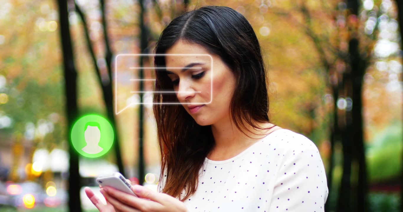 Animazione di un'icona multimediale sopra una donna d'affari caucasica che usa uno smartphone.