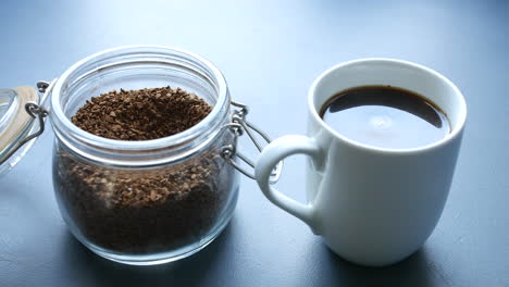 Café-Recién-Hecho-En-Una-Taza-Blanca-Sentado-En-Un-Mostrador-De-Mesa-En-Una-Cocina