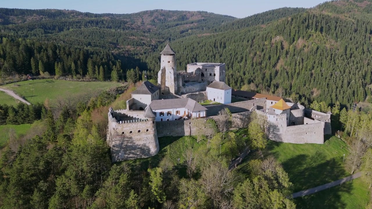 Majestátní letecký pohled na historický hrad Lubovňa na Slovensku. Ohromující středověká pevnost je obklopena hustým zeleným lesem