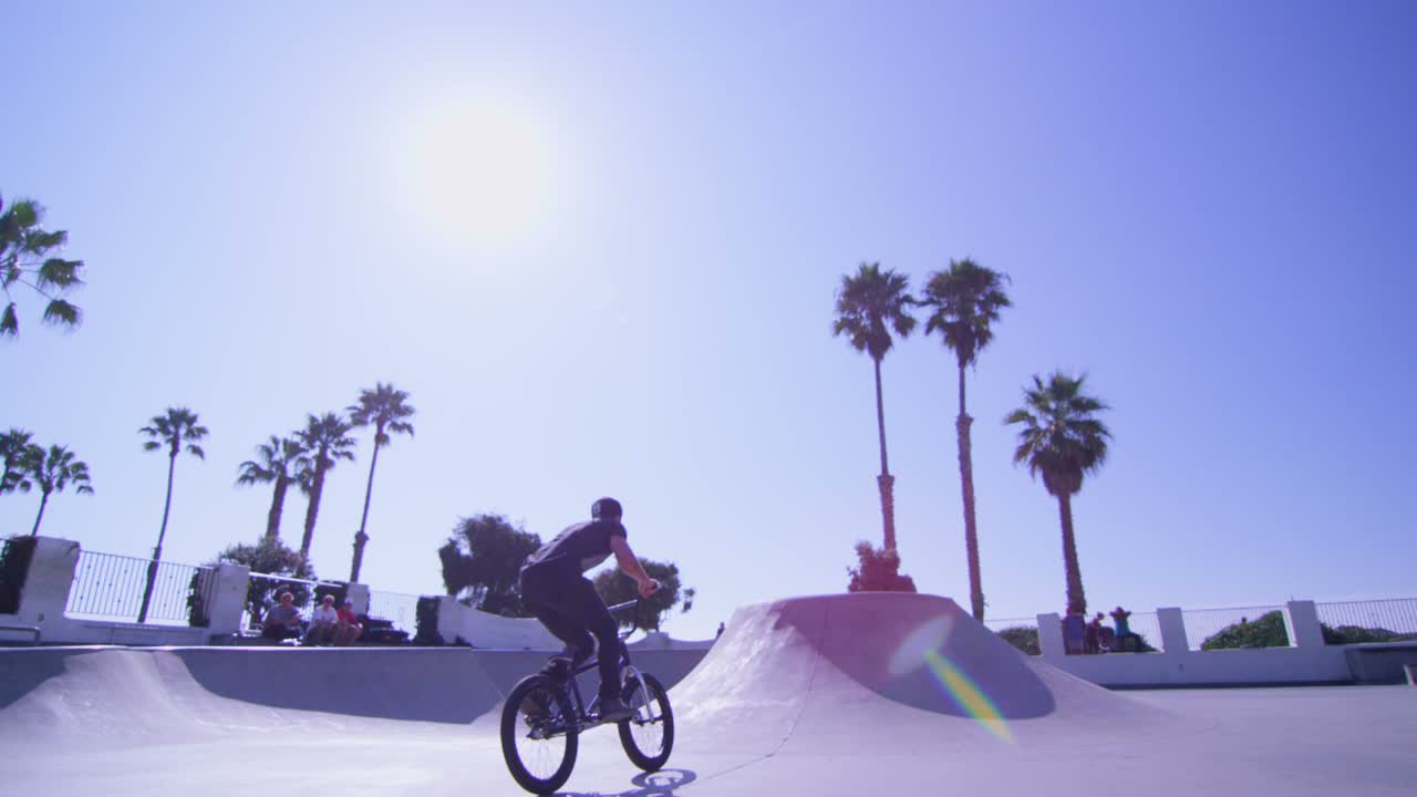 велосипедист bmx совершает два прыжка в высоту и катается по стенам в скейтпарке 1