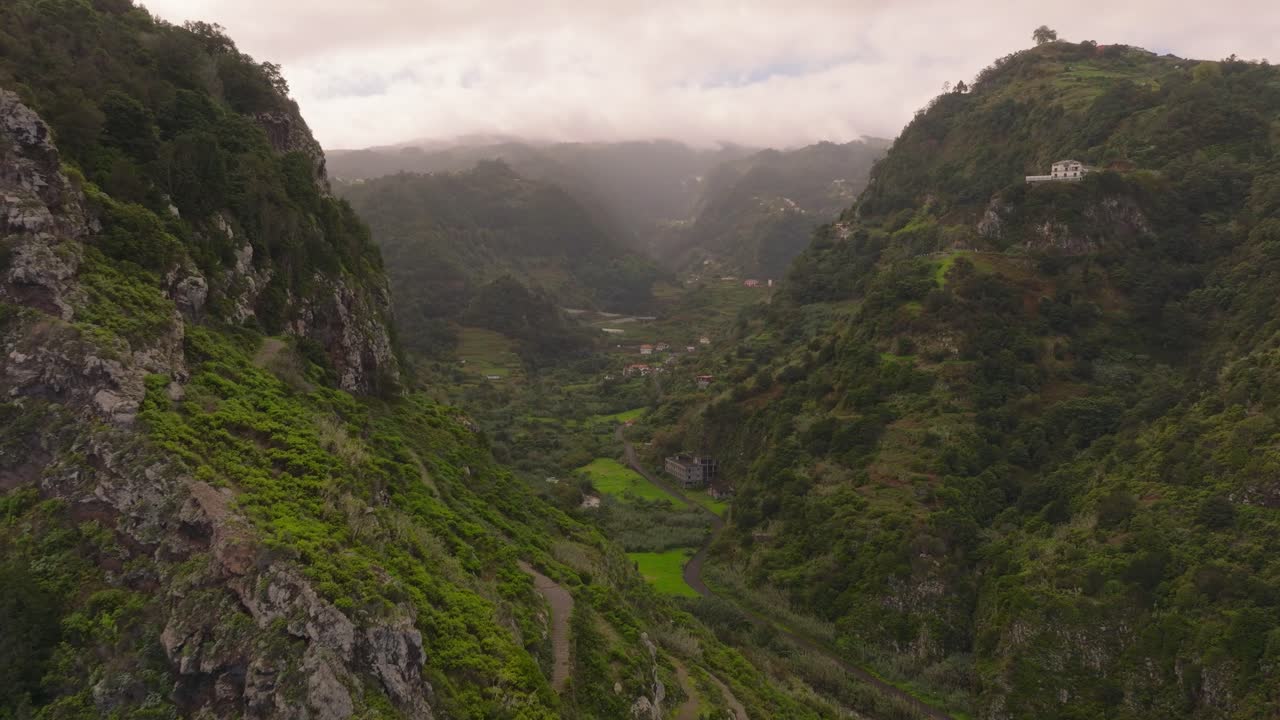 vuelo de avión no tripulado sobre el valle de la montaña en madeira, portugal