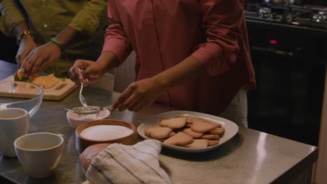 una pareja cocinando en la cocina.