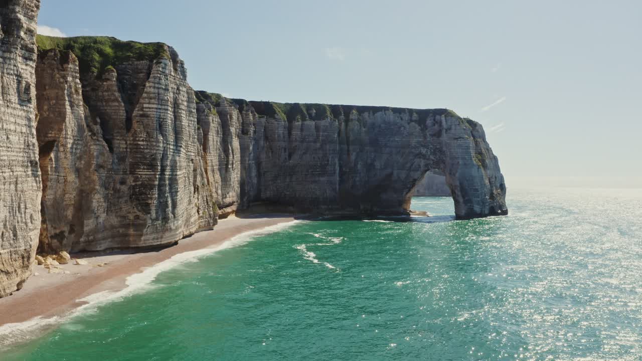 los impresionantes acantilados y el arco de etretat, francia