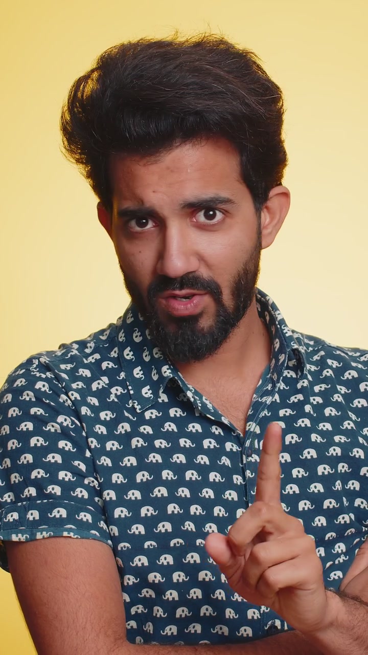 Bell'uomo indiano scuote il dito, esprimendo disapprovazione e dicendo "no", per avvertire di stare attenti ed evitare pericoli o errori.