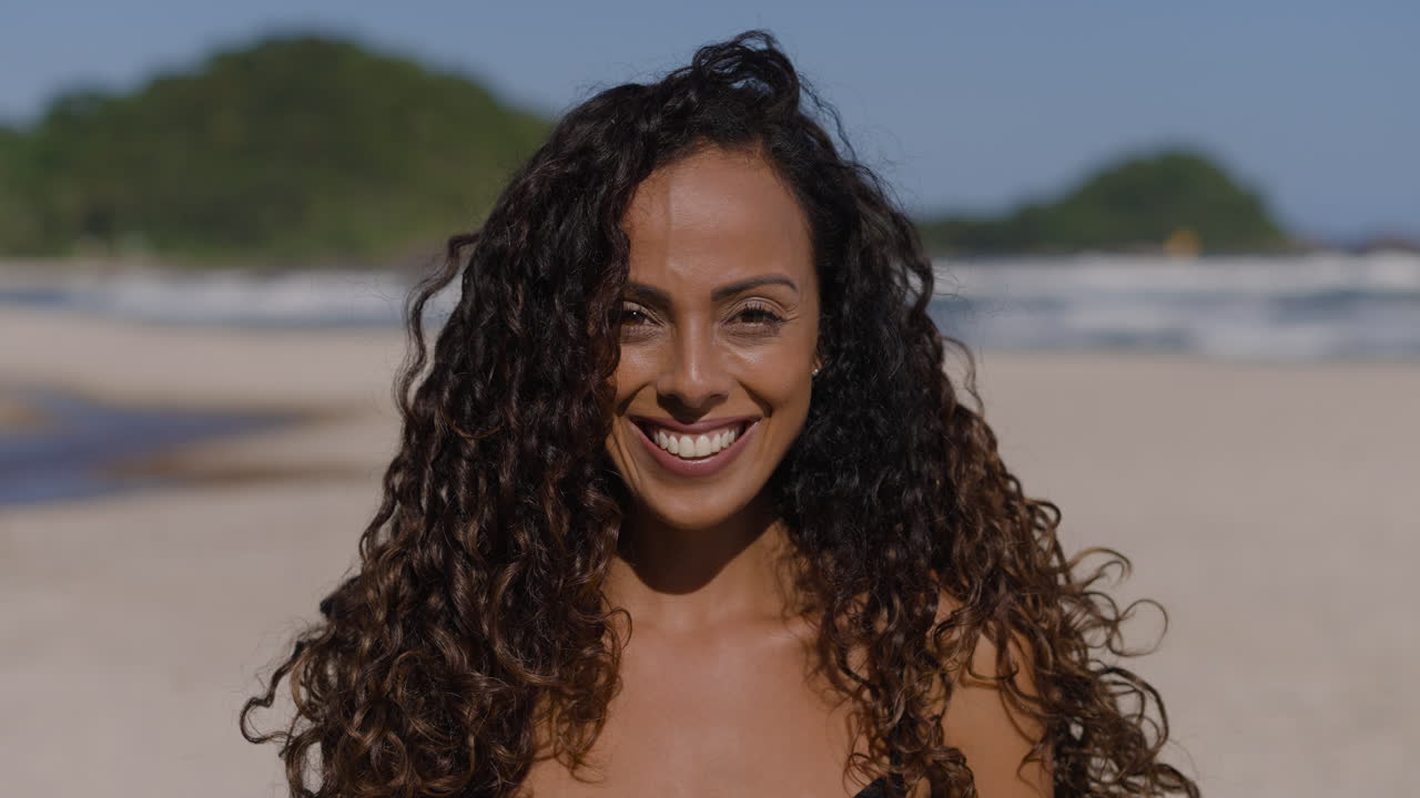 은 날에 포즈를 취하는 젊은 여성