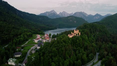 Morgens-Auf-Schloss-Hohenschwangau-Schloss-In-Der-Nähe-Des-Alpsees-Füssen-Im-Südwesten-Von-Bayern,-Deutschland-9