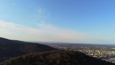Luftaufnahme-Der-Stadt-Heidelberg-Und-Des-Flusses-Vom-Berg-In-Deutschland,-Europa