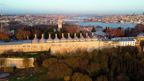 vista aérea del palacio de topkapi y la península histórica en estambul. imágenes en 4k en turquía