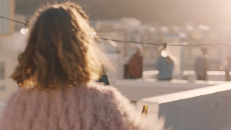 una joven pareja multirracial feliz bailando en el techo al atardecer celebrando su relación divirtiéndose disfrutando de un baile lúdico juntos