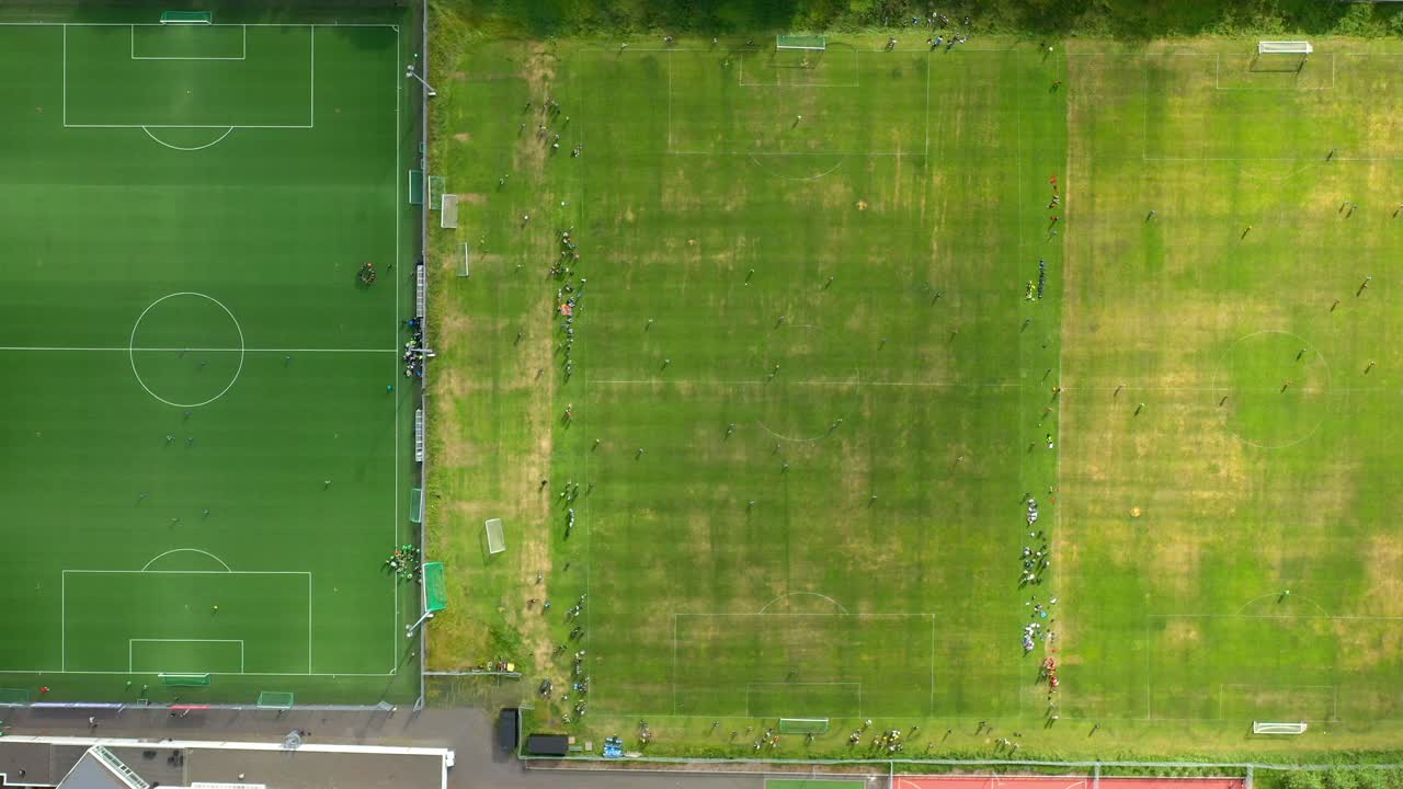 Vista aérea de campos de futebol e estádio