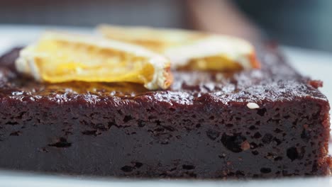 un brownie de chocolate con rebanadas de naranja