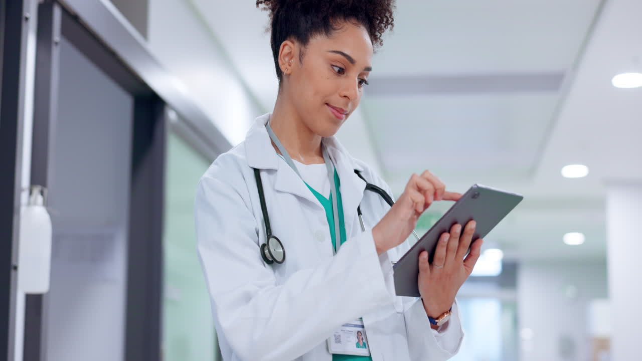 sonrisa, médico y mujer investigación en la tableta