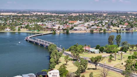 Reveal-of-Yarrawonga-the-bridge-and-resort-houses-around-the-lagoon-with-boats-moored