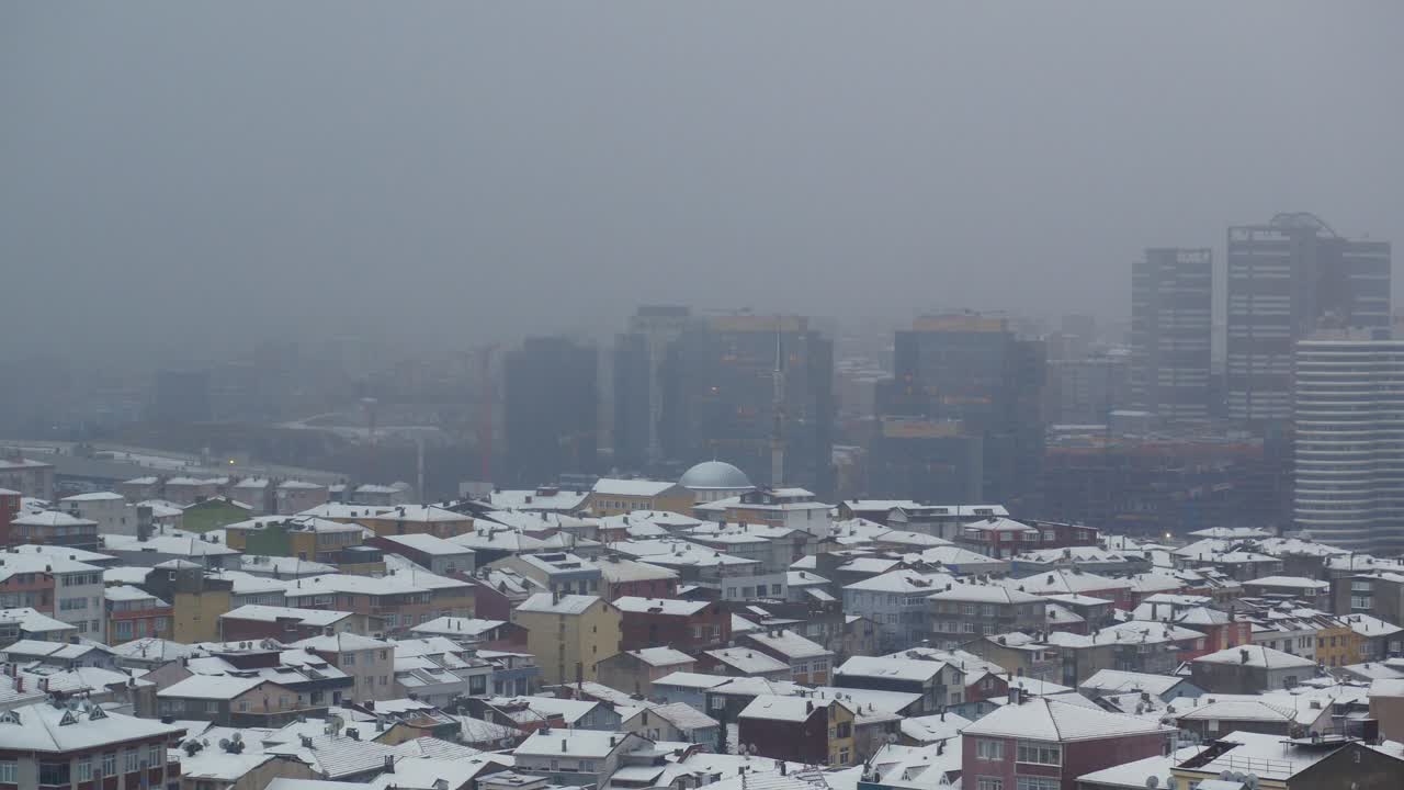 안개 가 가득 한 눈 인 도시 풍경